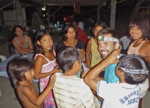 Nicolas (psychiatre) entouré d'enfants wayanas lors de son anniversaire à Twenké [DR]