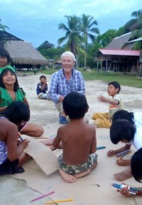 Daniel (patient) entouré d'enfants wayanas au centre du village de Twenké