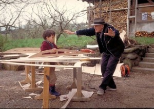 Le grand-père (Bruno Ganz) au chapeau, menuisier, et son petit-fils dans « Vitus » de Frédy.-M Murer
