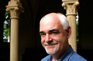 Thierry Béguin dans le cloître du Château de NEUCHÂTEL