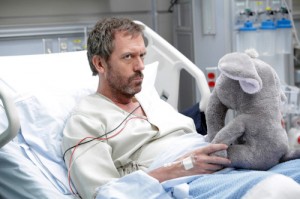 Dr Grégory House en septième saison. La peluche est-elle aussi sa victime ? ( Photo RTS)