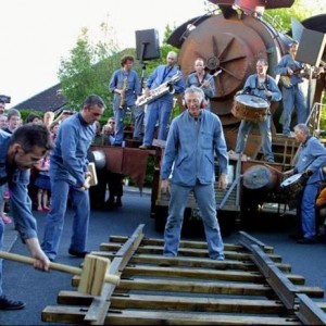 La préparation d’une installation sonore de l’équipe de « ZicZazou » qui sortira vainqueur du concours 2012 le « La grande Battle » ( Photo France 2)