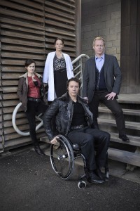 Autour de Frédéric Caïn ( Bruno Debrand), la lieutenant lucie Delambre ( Julie Delarme), le Dr Elisabeth Stunia, médecin légiste (Smadi Wolf) et le commandant Jacques Moretti (Frédéric Pellegeay) ( Photos France 2 )