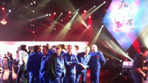 L’équipe de ZicZazou sur le plateau de « La grande Battle » lors de sa déclaration impertinente d’admiration à   » L’amour est oiseau rebelle »de Bizet repiqué dans « Carmen » sans le moindre instrument normal ( Photo France 2) 