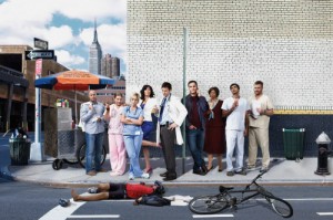 Nurse Jackie ( Edie Falco, en bleu) entourée de l’équipe de l’impertinente série nocturne.