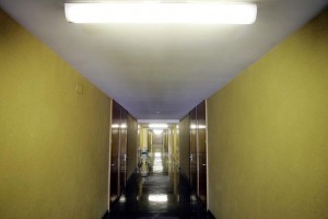 Le couloir vide d’un immeuble locatif !