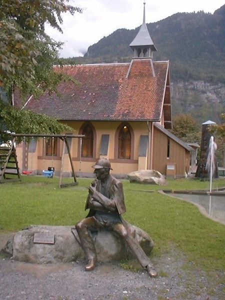 Sir Conan Doyle s’est souvent rendu en Suisse alpestre. Sa statue est dressée devant la chapelle de Meiringen