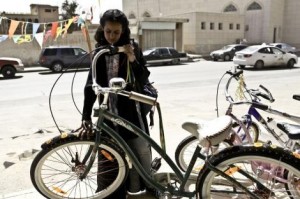 Wajdja, (Waad Mohammed), 12 ans, rêve de posséder un vélo, dans le film de Haifaa Al Mansour ( photo Praesens), qui mérite d'être vu !