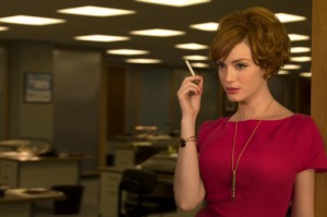 La clope omniprésente, y compris chez les femmes élégantes et rousses