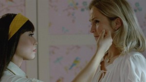 Geste de tendresse entre un robot domestique et sa patronne ( photo Arte)