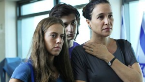 Talia Klein ( Yael Abecasdsis ),  l'épouse du revenant NImrod, avec ses deux enfants, Dana, 19 ans et Yatzav, 17 ans, qui ne connaissent pas leur père