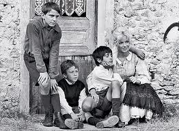 Deux séries françaises ont su évoquer la guerre de 39-45 avec réalisme : "Un village françaus" et "La maison des bois", bien lointaine puisqu'elle date de 1971, signée d'un grand cinéaste, Maurice Pialat