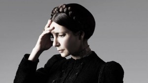 Hortense Gaillard ( Valérie Karsenti - voir Scènes de Ménage), dirige "Le paradis"( oui, pour qui, ce paradis ?même pas pour les riches clients ) mais perd le pouvoir et fait un peu n'importe quoi pour le reprendre. *"Maison close" est une série qui peine à démarrer, devient brillante quand on commence à faire connaissance vraiment avec plusieurs des "filles" mais se termine dans un ambiance sinistre, triste et sordidement mélodramatique).