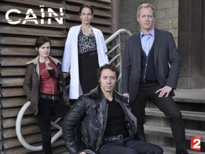 Autour du capitaine Fred Caïn (Bruno Debrandt), dans sa chaise d'infirme, ses plus proches collégues, (de gauche à droite ), la Lieutenant Delambre ( Julie Delarme)à laquelle il fait mille "misères" mais qui se défend bien, Elizabeth Stunia ( Smadi Wolfman), toujours de bonne humeur malgré son travail de médecin légiste et commandant Jacques Moretti ) Frédéric Pellegeay) qui couvre tous les excès de son subordonné.