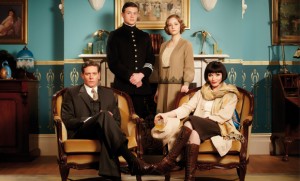 Le commissaire Jack Robinson (Nathen Page) et Miss Phryne Fisher (Essa Davis), assis et le sergent Hughes Collins ( Hugo Johnson Bert) et Dorothy dit Dot Williams ( Asleigh Cunnigham)