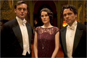 Downton Abbey - Mary, la comtesse veuve (Michelle Dockary) et deux soupirants, Brendan Patrick (Evelyn Napier) et Charles Blake (Julian Owenden)