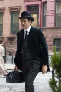 The KNICK - HBO - DR John Thackery ( Cline Owen), avec sa petite valise qui resssemble à celle d'un généraliste d'aujourd'hui !