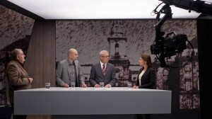 BORGEN Saison 3-3 Débat politique entre Svend Åge Saltum (Ole Thestrup) et Birgitte Nyborg (Sidse Babett Knudsen) modéré par les journalistes Juul (Pilou Asbæk) et Torben Friis (Søren Malling). [Mike Kollöffel - RTS]