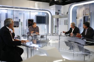 Yves calvi dirige un débat. Les participants font en effet preuve d'attention, même lors de la prise d'une image