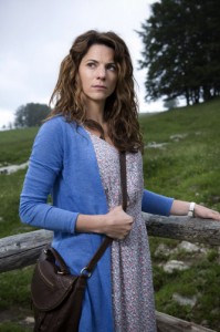 Catherine Renaud (Lyne Tremblay), atout majeur de "L'heure du secret", personnage et interprète en partielle voie d'assimilation jurassienne ( Photo RTS/Joe Louvion)