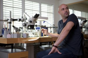 Le choix de cette image ? Pas pour l'acteur, mais pour le décor, qui donne présence à un atelier d'horlogerie, industrie et artisanat présents dans "L'heure du secret", qui eussent pu l'être plus encore.