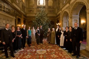 downton abbey : photo de groupes, les deux mondes réunis, au moins sur cette image. (Photo RTS) 