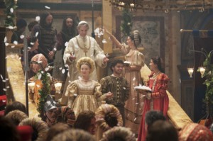 Les Borgias - saison 3 - épisode 3 - Photo RTS/Showtime Le mariage de Lucrèce Borgia (Hollyday Graingier) et Alphonse d'Aragon (Sebastian de Souza) avec la "bénédiction"  papale de Rodrigo Borgia)(Jeremy Irons