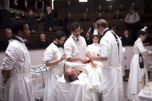 The Knick (RTS/HBO) En cours d'opération, mais avant que ne gicle le sang, la chirurgie en 1900 forcément pas très moderne