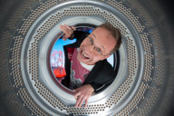 Samuel Vuillermoz, chroniqueur "Musique" dans le tambour de "La grande musique" (Photo RTS,Laurent Bleuze)