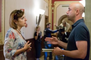 Elena Hazanov, réalisatrice, face à Frédéric Recrosio, acteur, en tournage, devant un arrière-plan animé (Photo RTS/Laurent Bleuze)