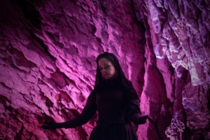 Pour le violet -Isabelle Caillat.... dans une grotte à Vallorbe Isabelle Caillat