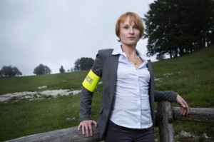 Ariane Perret ( Marie Druc), révélation en finesse et vivacité étrange, pressentie en saison 1, confirmée en saison 2. Photo RTS/Joe Louvion Même barrière, mêmes arbres, probablement côté Creux-du-VAN : portraits pris pendant le tournage, pas photo de tournage !