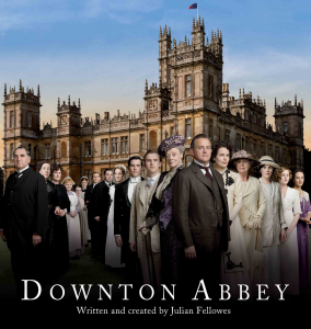 Une affiche devant le "vrai" château avec le personnel à gauche et les nobles Crawley. Et entre deux trône la douarière de Downton Abbey du camp de droite...