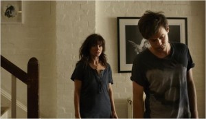 Essie Davis et son jeune amant dans LA GIFLE, épisode 2 - ANOUK