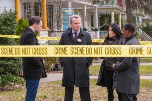 Lucy Liu ( Dr Joan Watson), Johnny Lee Miller (Sherlock Holmès ) et, au centre, Aidan Quinn ( Tobias Gregson ) dans ELEMENTARY