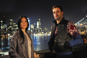Lucy Liu ( Dr Joan Watson) et Johnny Lee Miller (Sherlock Holmès ) dans ELEMENTARY