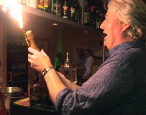 Un patron de bar. Chaque spectateur se sent plus ou moins à l'aise avec les rencontres proposées aux Paquis. Pas très attirant ce patron de bar. Mais quand le commentaire voit en lui un "épicurien", on est en droit de s'interroger sur l'adjectif qui amorce un jugement de valeur