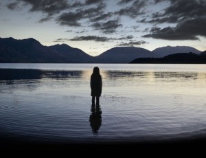 Le côté sombre du paysage dans "Top of the lake" . mais qui se refléte dans l'eau de (moos ou FILLETTE)