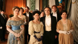 "Voici venir l'orage" (France, 2007), un téléfilm historique de Nina Companeez, de plus de 300 minutes, en trois épisodes, présentés le 31 décembre dès 20:50 en continuité.