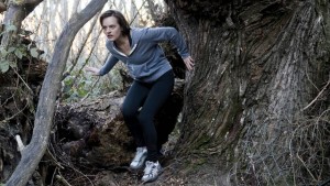 Encore Robin(Elisabeth Moos) cette fois un peu comme prisonnière de la végétation, dans la forêt inquiétante où se cache Tui Top of the lake