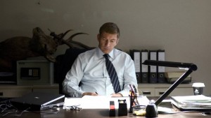 Sérieux, bien organisé, Al Parker ( David Wenham), apparemment, mais presque brutalement trouble au chapitre 6 Top of the lake)