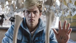 Jamie (Luke Buchanan),volontairement muet, qui répond de sa main où est écrit NO ou YES, l'ami fidèle de Tui, qui y laissera sa vie dans une triste méprise.. Top of the lake 