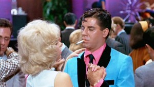 Mister Love (Jerry Lewis) avec Stella (Stella Stevens), splendide blonde qu'il tente de séduire. 
