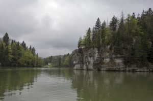 Le Doubs, quand il devient lac, plus ou moins artificiel ( barrage du Chatelot oblige) - Et au milieu coule le Doubs -  Claude et Madeleine Schauli (Photo RTS-Jeanne Gerster)