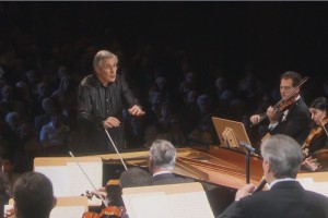 Christian Zacharias devant son piano, pour diriger l'orchestre même lorsque il en joue. RTS, capture d'écran
