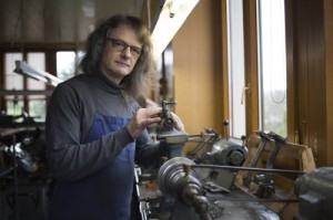 Georges Cattin, horloger et conteur qui accompagne en plusieurs occasions le voyage - Et au milieu coule le Doubs - Claude et Madeleine Schauli ( Photo RTS - Jeanne Gerster)