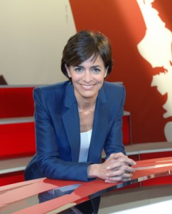 Le bleu sur fond d'"Infrarouge" : Esther Mamarbachi promue représentante des médias suisses pour son émission qui, parfois seulement, passe en premier rideau (Image RTS / Michel Schwab)