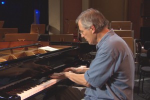 Christian Zacharias se retrouve souvent seul à son piano, pour s'entraîner. Capture d'écra RTS