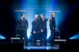 Yann Lambiel. 4 sans voix. 2013, avec Steeve Diamond (Québec), Fabian le Castel (Belgique) et Laurent Chantemerle (France) / Image RTS-Montreux.