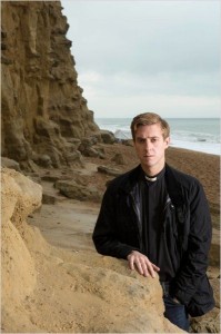 Broadchurch / Parmi les habitants, le révérend Paul Coates (Arthur Darnel)